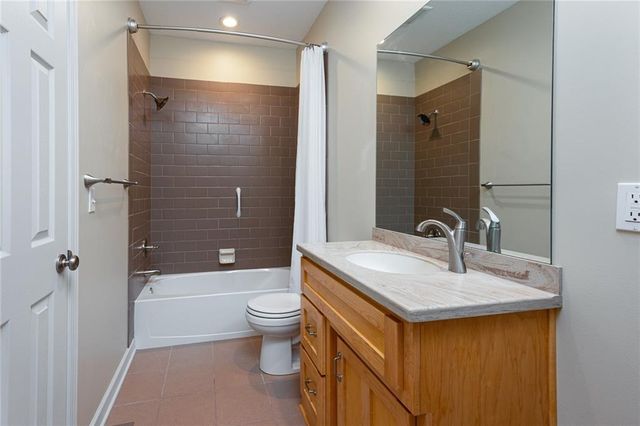 21648 W Limestone Ridge W, Paola, KS 66071