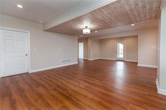 21648 W Limestone Ridge W, Paola, KS 66071