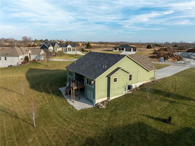 21648 W Limestone Ridge W, Paola, KS 66071