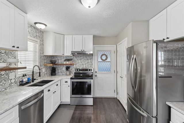 2523 EAGLE PT Court, Des Moines, IA 50320