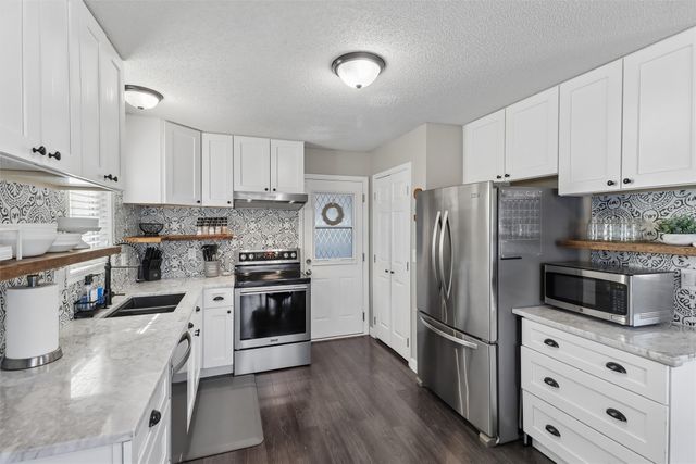 2523 EAGLE PT Court, Des Moines, IA 50320