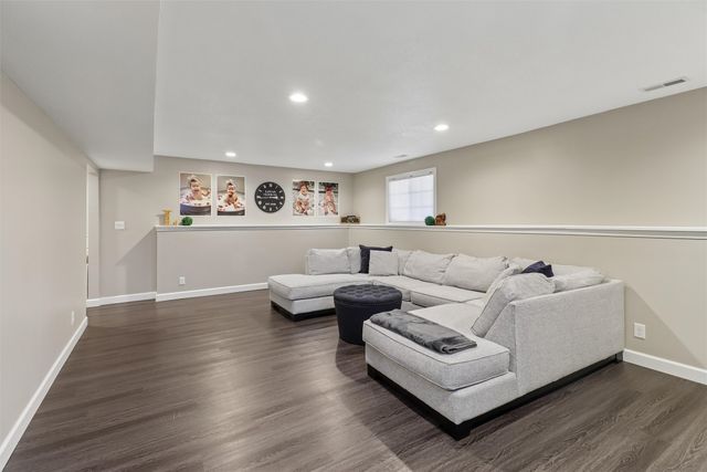 2523 EAGLE PT Court, Des Moines, IA 50320