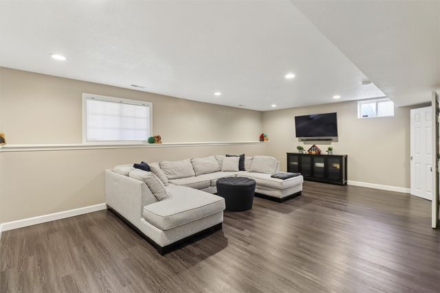 2523 EAGLE PT Court, Des Moines, IA 50320