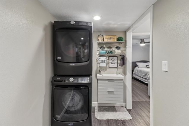 2523 EAGLE PT Court, Des Moines, IA 50320