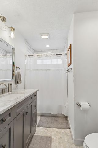 2523 EAGLE PT Court, Des Moines, IA 50320
