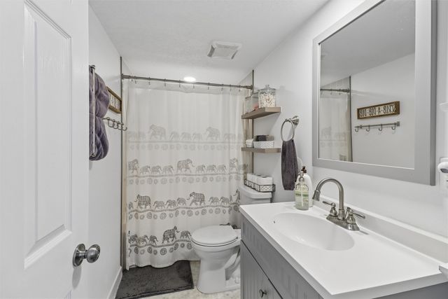 2523 EAGLE PT Court, Des Moines, IA 50320