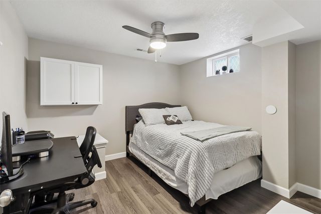 2523 EAGLE PT Court, Des Moines, IA 50320