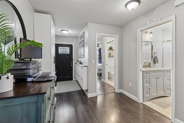 2523 EAGLE PT Court, Des Moines, IA 50320