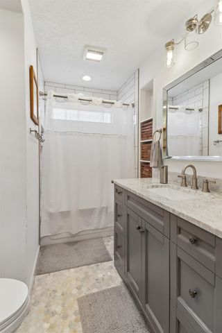 2523 EAGLE PT Court, Des Moines, IA 50320