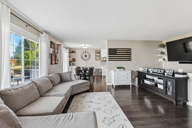 2523 EAGLE PT Court, Des Moines, IA 50320