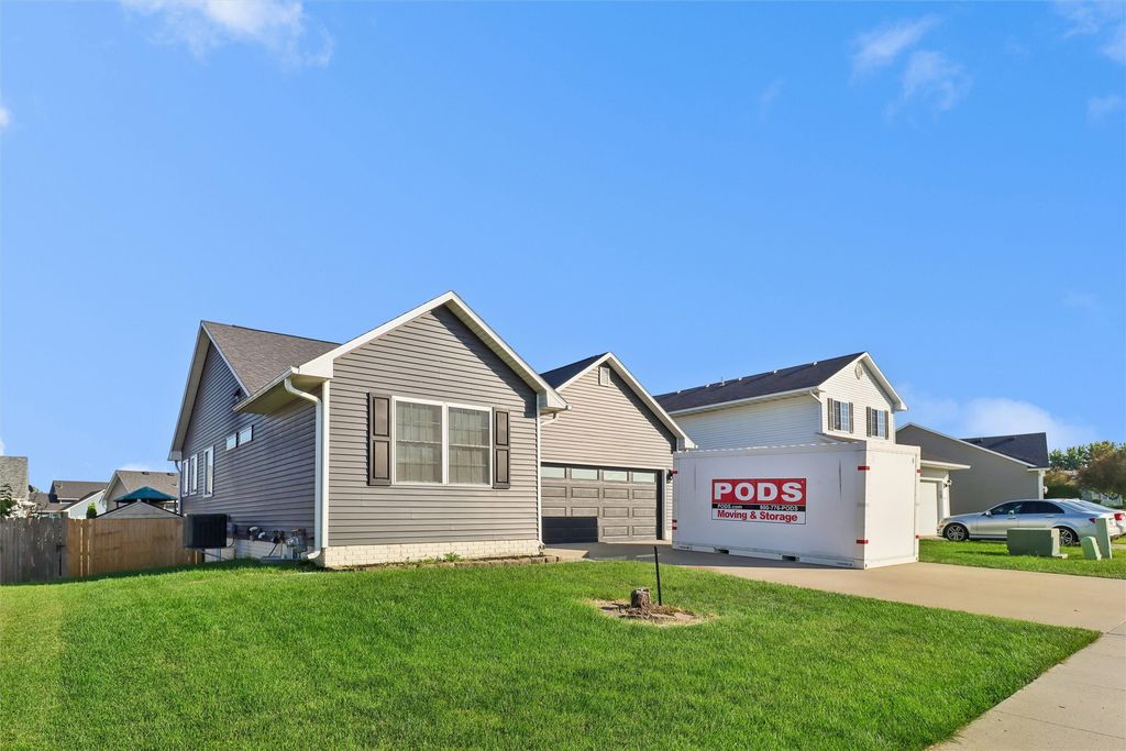 2523 EAGLE PT Court, Des Moines, IA 50320