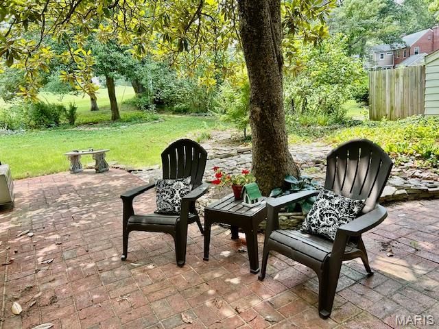 150 W Glenwood Lane, Kirkwood, MO 63122