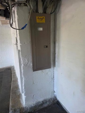 150 W Glenwood Lane, Kirkwood, MO 63122