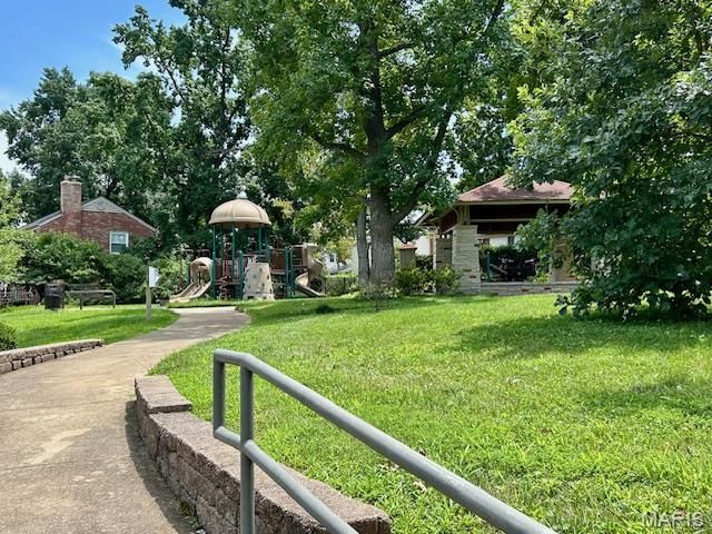 150 W Glenwood Lane, Kirkwood, MO 63122