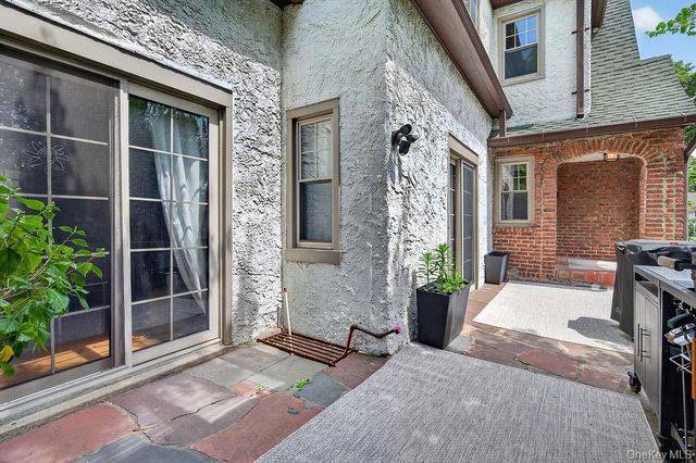 33 Lynwood Road, Scarsdale, NY 10583