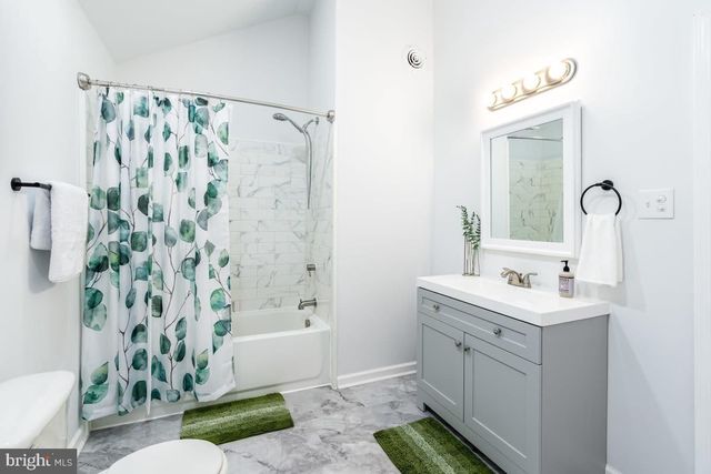 221 DEWDROP LN, Hedgesville, WV 25427