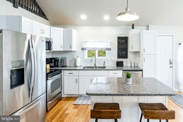 221 DEWDROP LN, Hedgesville, WV 25427