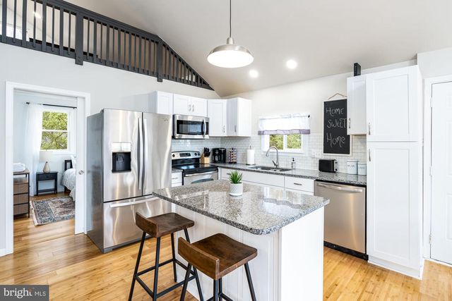 221 DEWDROP LN, Hedgesville, WV 25427