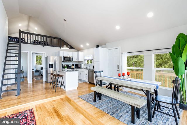 221 DEWDROP LN, Hedgesville, WV 25427