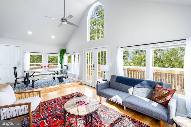 221 DEWDROP LN, Hedgesville, WV 25427