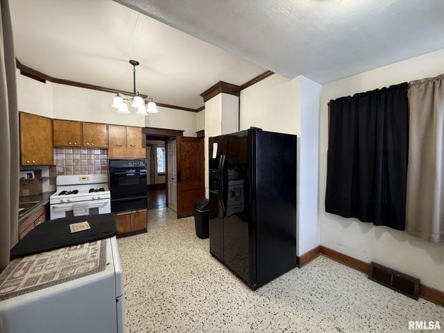 682 WILLARD Street, Galesburg, IL 61401