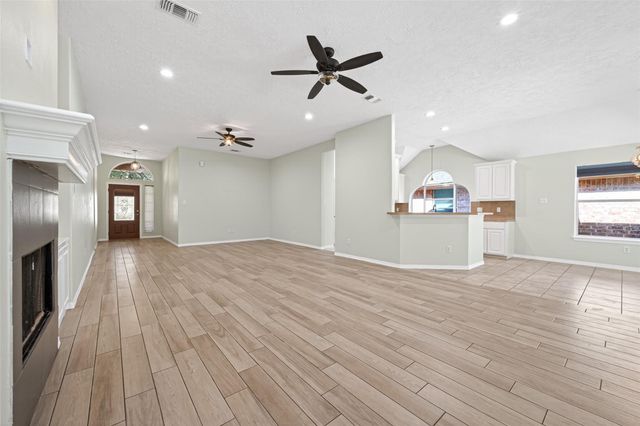 10542 Parkside Drive, Willis, TX 77318