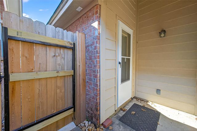 10542 Parkside Drive, Willis, TX 77318