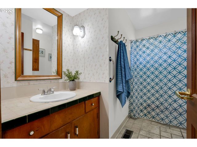 2301 Ne 130TH Ave, Portland, OR 97230