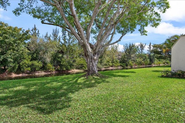 162 Lake Susan Lane, West Palm Beach, FL 33411