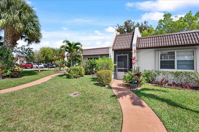 162 Lake Susan Lane, West Palm Beach, FL 33411