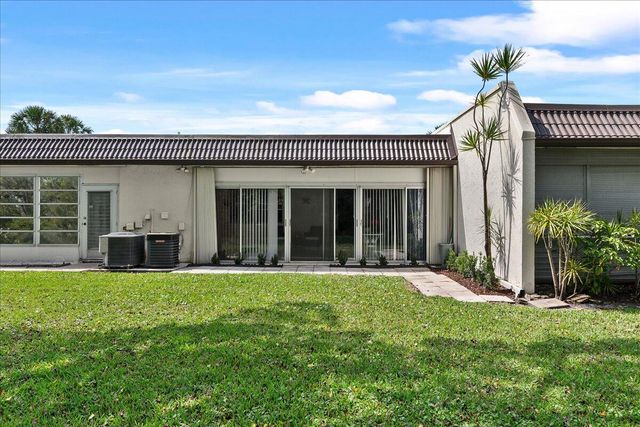 162 Lake Susan Lane, West Palm Beach, FL 33411