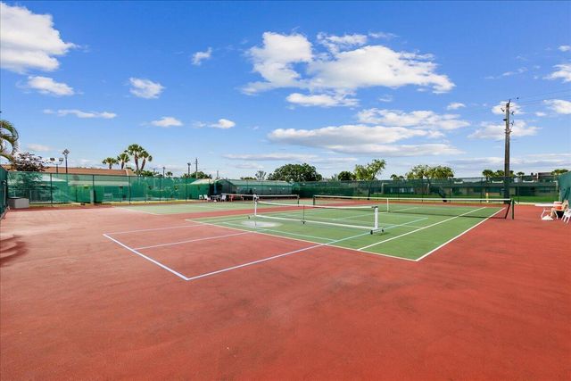 162 Lake Susan Lane, West Palm Beach, FL 33411