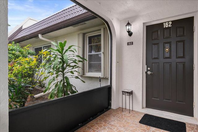 162 Lake Susan Lane, West Palm Beach, FL 33411