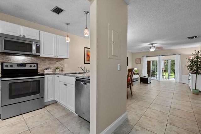 162 Lake Susan Lane, West Palm Beach, FL 33411