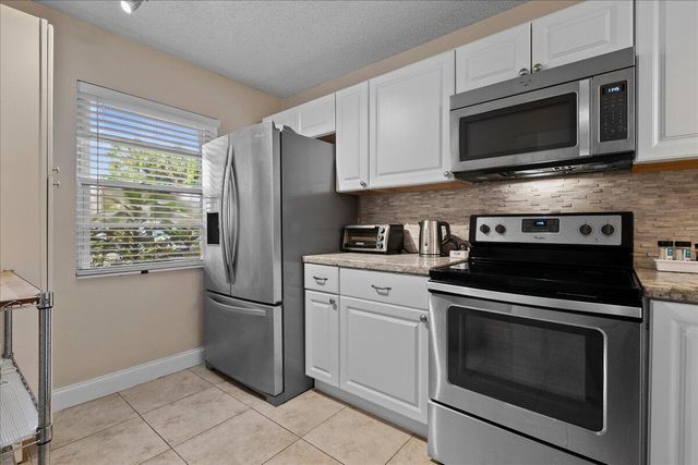 162 Lake Susan Lane, West Palm Beach, FL 33411