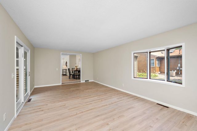 1194 Ruggles Street, Roseville, MN 55113