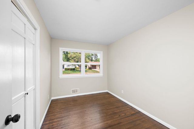 1194 Ruggles Street, Roseville, MN 55113