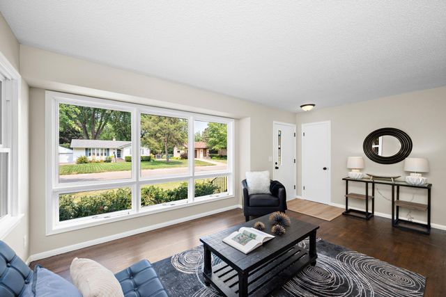 1194 Ruggles Street, Roseville, MN 55113