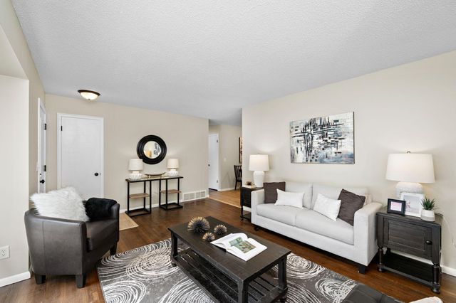 1194 Ruggles Street, Roseville, MN 55113