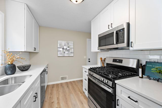 1194 Ruggles Street, Roseville, MN 55113