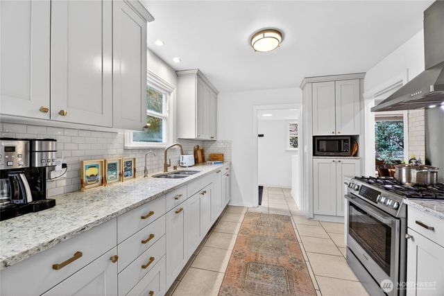 7720 Meridian Avenue N, Seattle, WA 98103