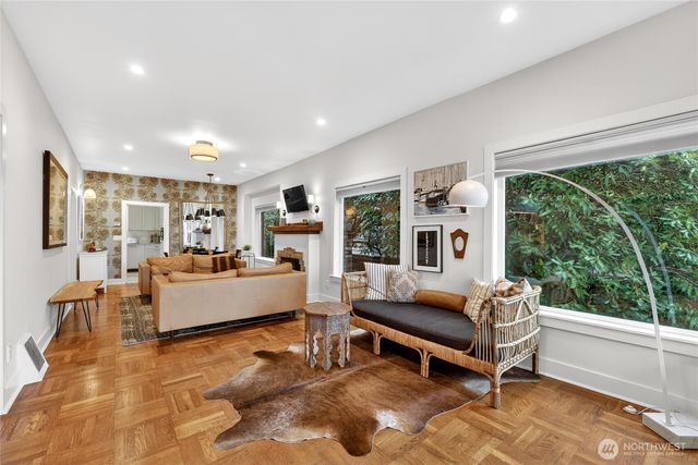 7720 Meridian Avenue N, Seattle, WA 98103