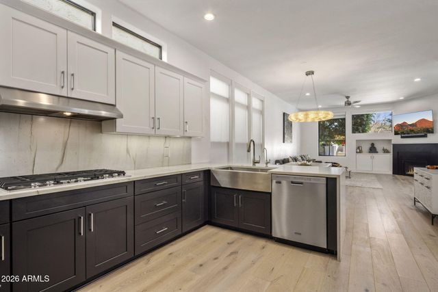 3208 E ORANGE Drive, Phoenix, AZ 85018