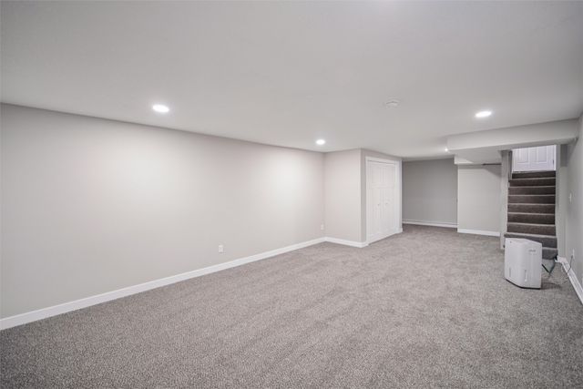 704 E Salem Avenue, Indianola, IA 50125