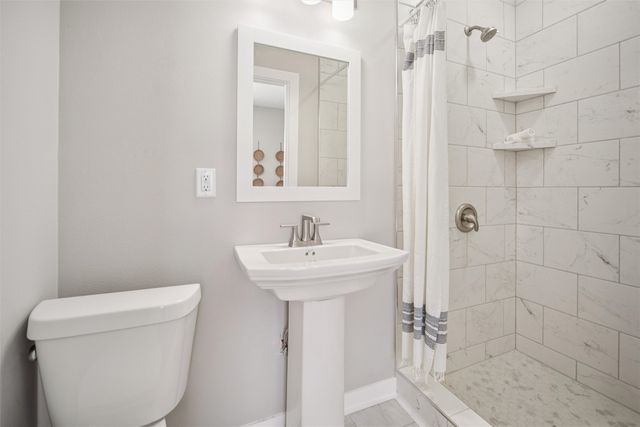 704 E Salem Avenue, Indianola, IA 50125