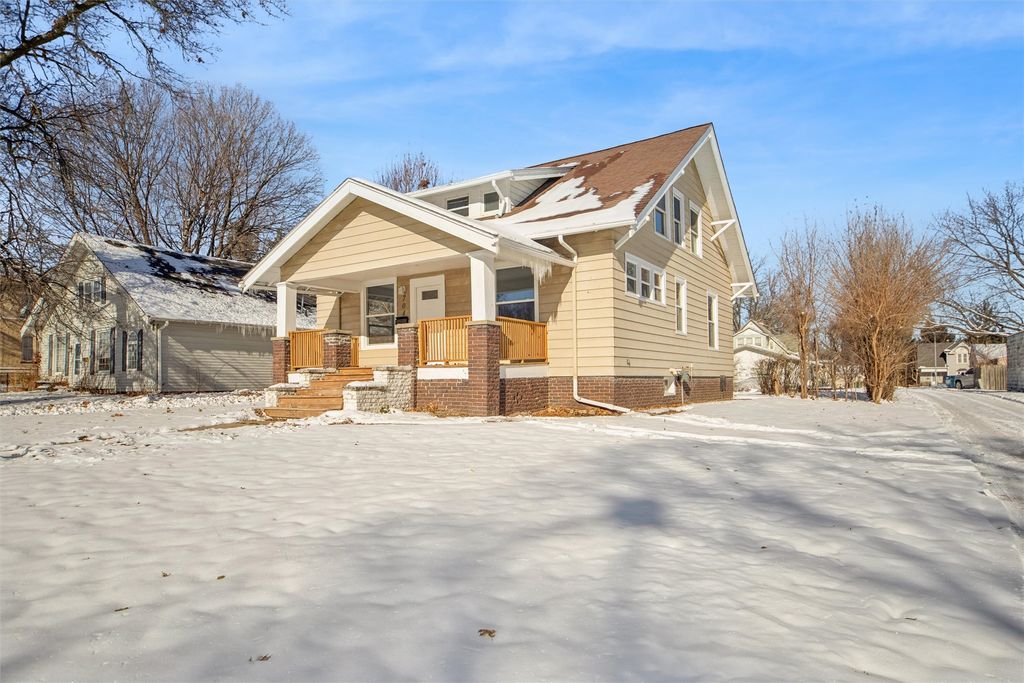 704 E Salem Avenue, Indianola, IA 50125