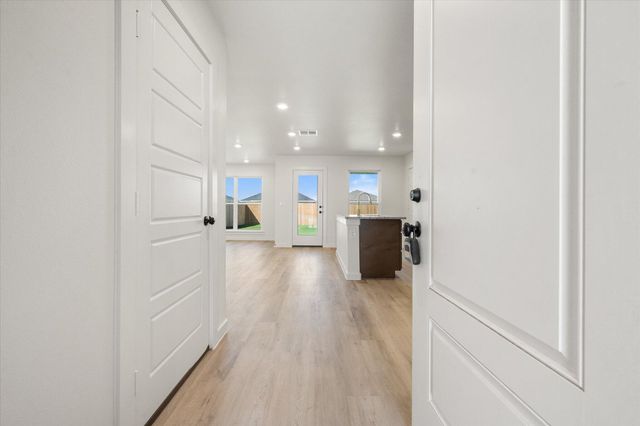 1613 N Clinton Avenue, Lubbock, TX 79416