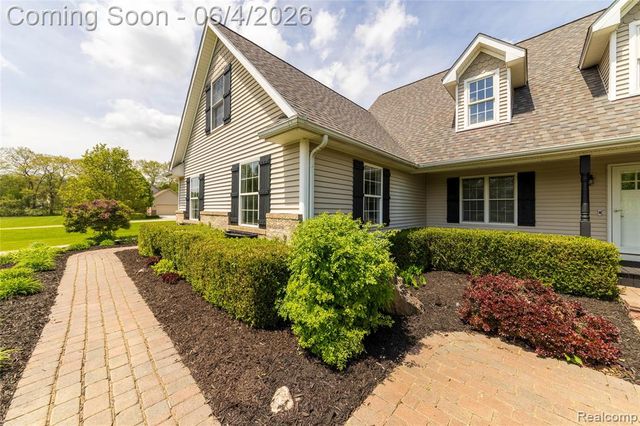 12621 Golden Oaks Drive, Milford, MI 48380