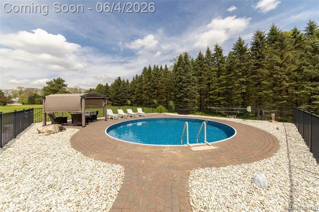 12621 Golden Oaks Drive, Milford, MI 48380