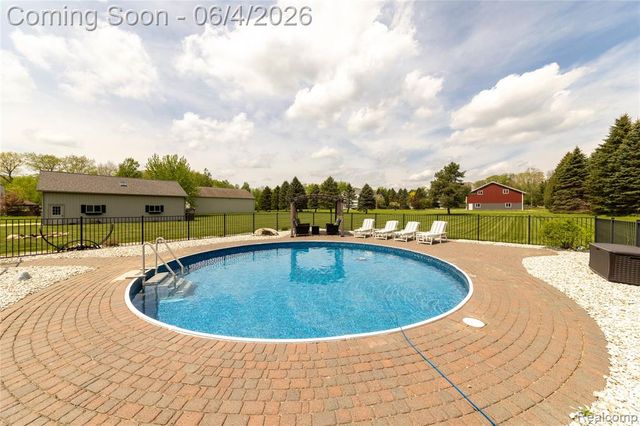 12621 Golden Oaks Drive, Milford, MI 48380